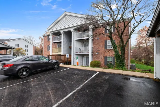 $157,500 | 7409 Triwoods Drive, Unit G, Shrewsbury, MO 63119