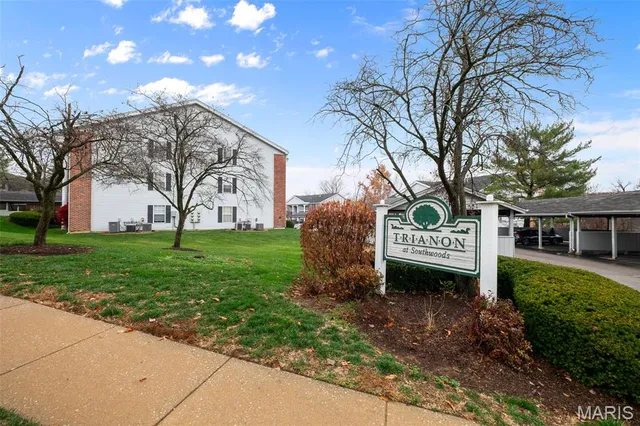 $157,500 | 7409 Triwoods Drive, Unit G, Shrewsbury, MO 63119