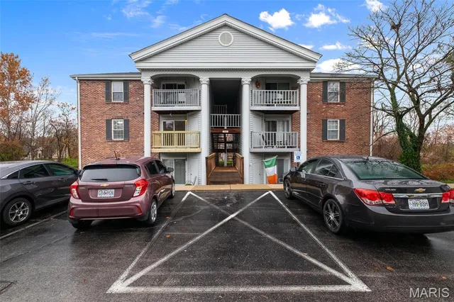 $157,500 | 7409 Triwoods Drive, Unit G, Shrewsbury, MO 63119