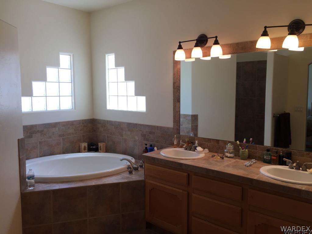 3133 West Carmichael Road Golden Valley, AZ 86413 - Photo 21 of 35 Master bathroom