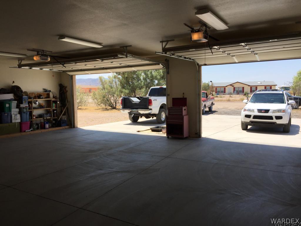 3133 West Carmichael Road Golden Valley, AZ 86413 - Photo 30 of 35 Three car garage