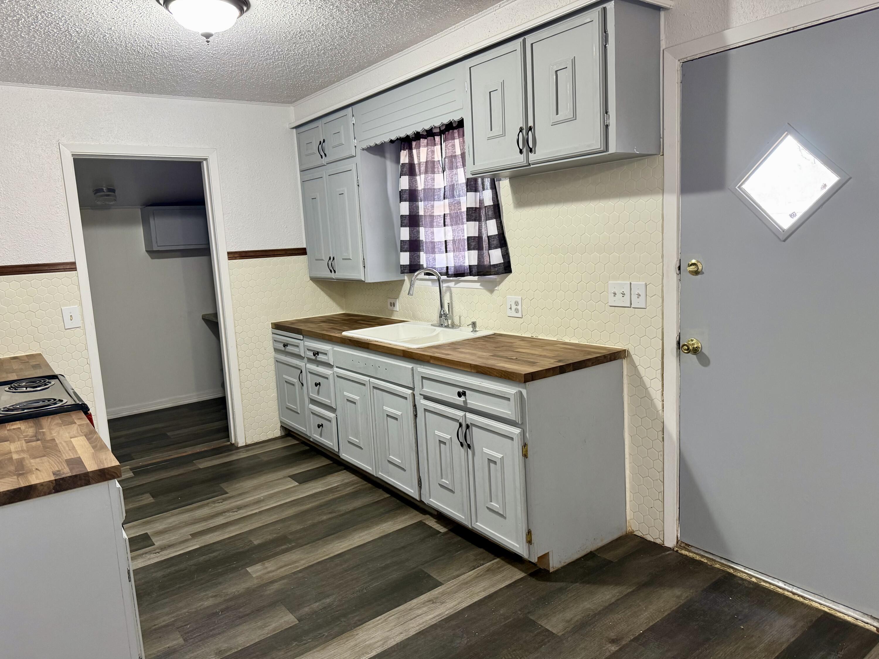 211 Watts Avenue Ralls, TX 79357 - Photo 5 of 16 IMG_3219