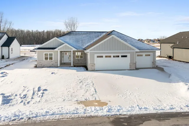 $679,900 | 113 Beckerae Court, Wrightstown, WI 54180