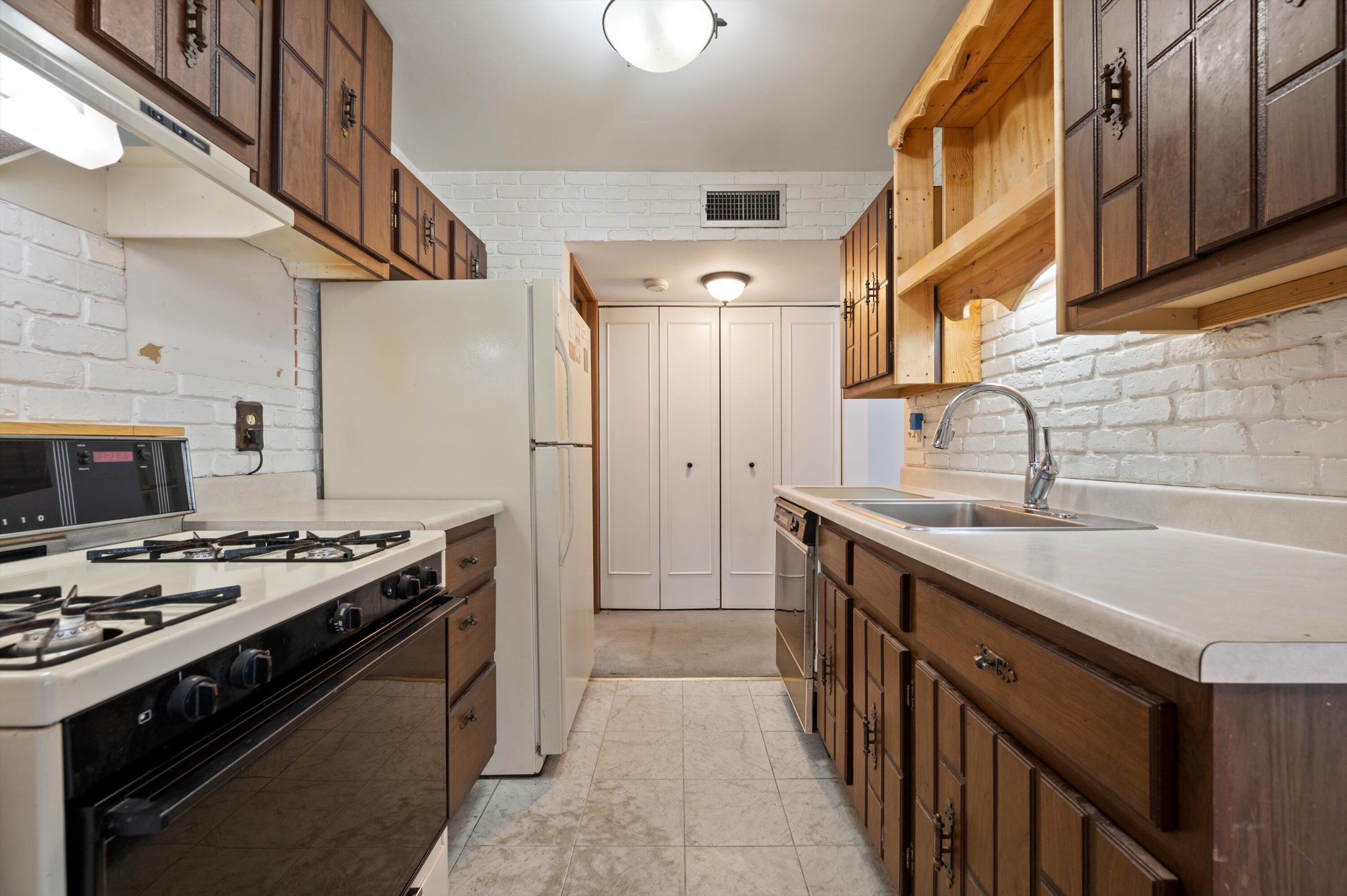 4000 West Rivers Edge Circle, Unit 24 Brown Deer, WI 53209 - Photo 5 of 17 Kitchen