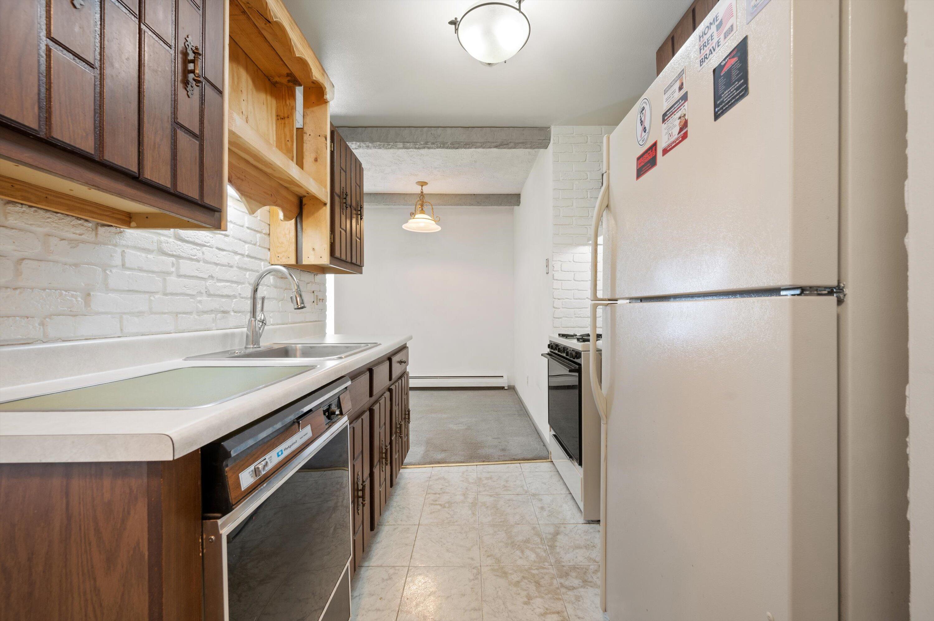 4000 West Rivers Edge Circle, Unit 24 Brown Deer, WI 53209 - Photo 6 of 17 Kitchen