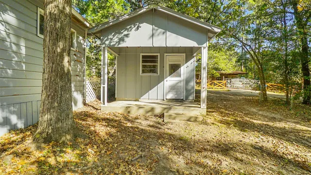 a view of a house with backyard