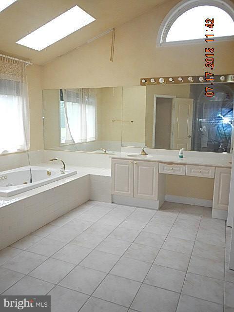 9636 Huntmaster Road Gaithersburg, MD 20882 - Photo 11 of 17 Bath (Master)