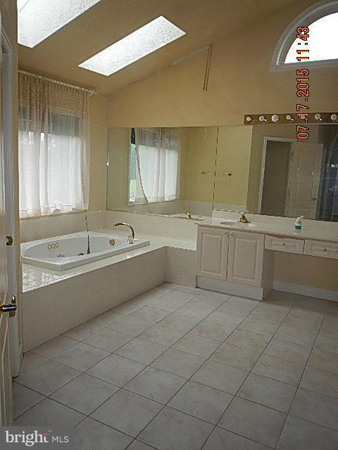 9636 Huntmaster Road Gaithersburg, MD 20882 - Photo 12 of 17 Bath (Master)