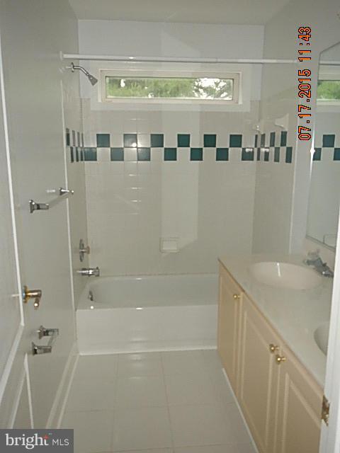 9636 Huntmaster Road Gaithersburg, MD 20882 - Photo 13 of 17 Bath