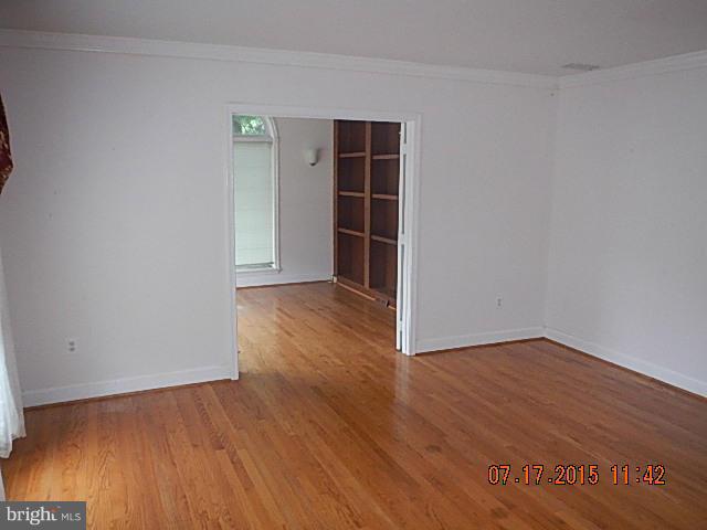 9636 Huntmaster Road Gaithersburg, MD 20882 - Photo 6 of 17 Living Room