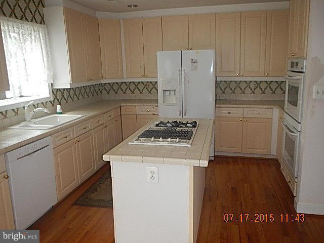 9636 Huntmaster Road Gaithersburg, MD 20882 - Photo 9 of 17 Kitchen
