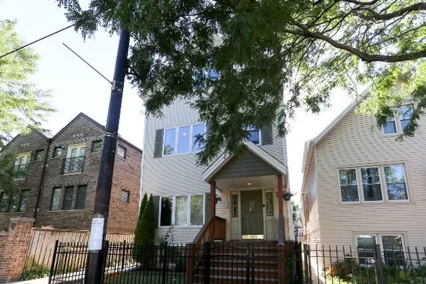 $2,050 | 3316 North Southport Avenue, Unit CH1, Chicago, IL 60657