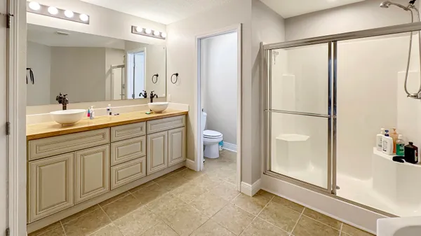a white bath tub sitting next to a white tub
