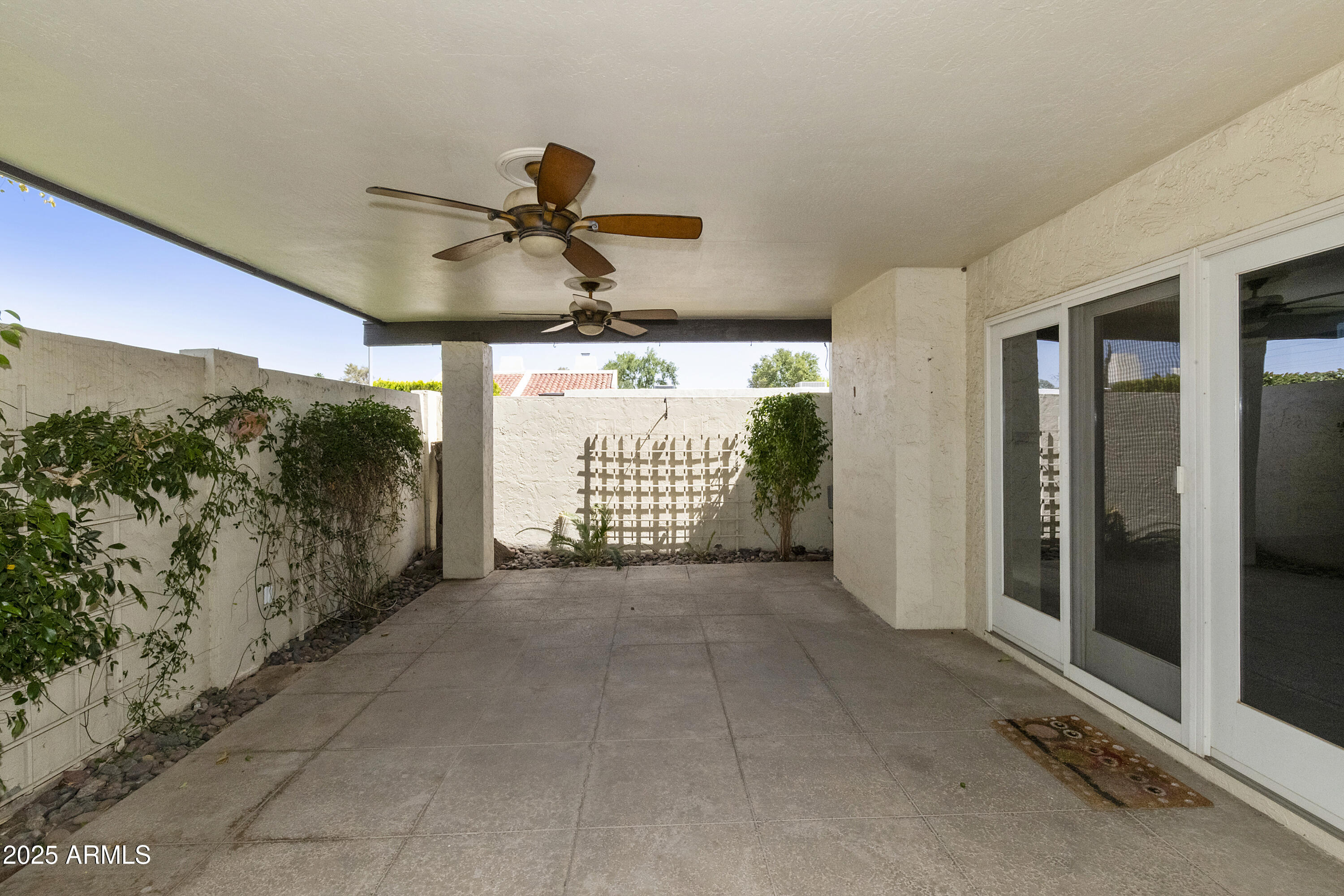 5622 North Palacio Way Phoenix, AZ 85014 - Photo 20 of 26 a view of a livingroom with a ceiling fan and window