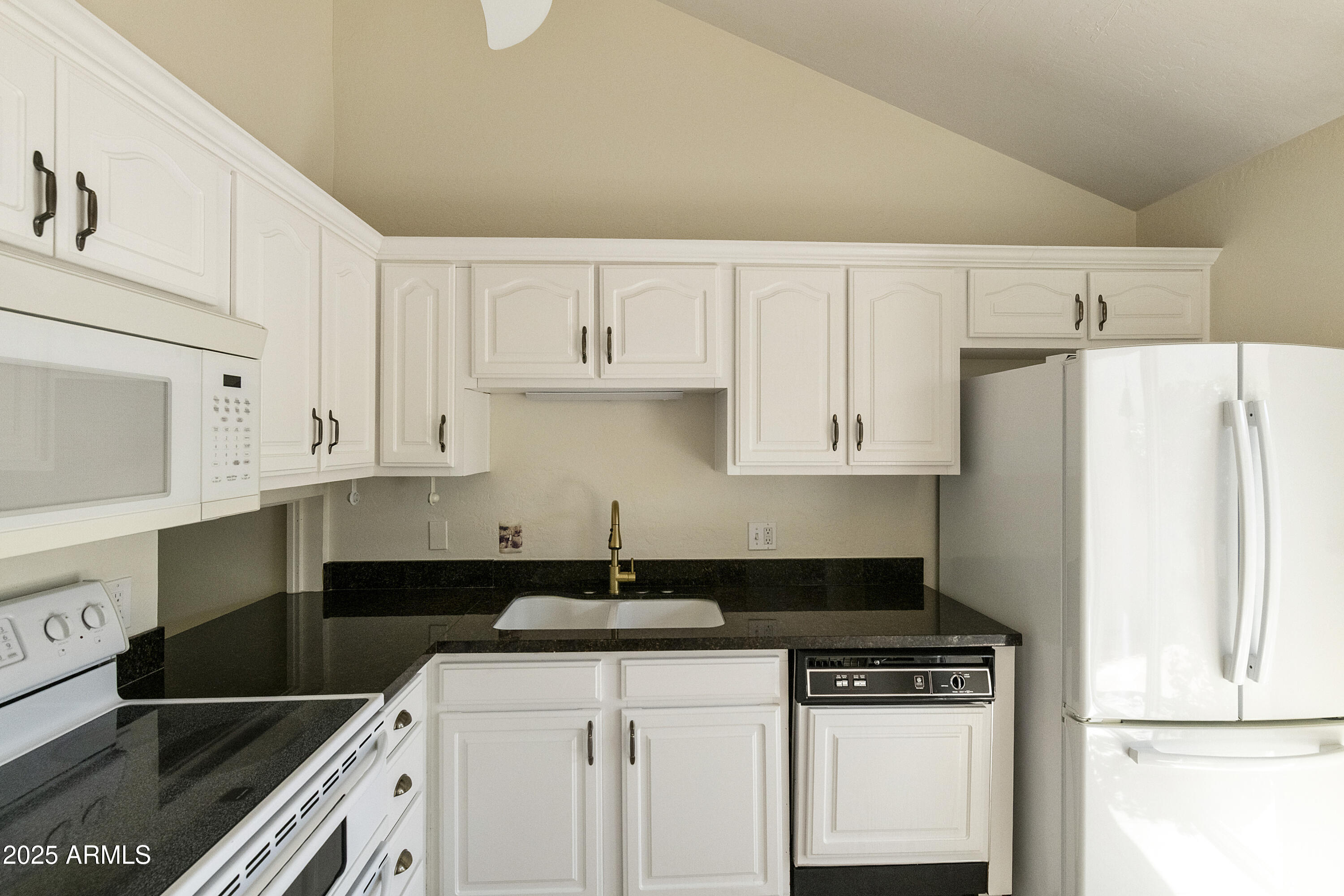 5622 North Palacio Way Phoenix, AZ 85014 - Photo 2 of 26 a kitchen with a stove a refrigerator and a sink