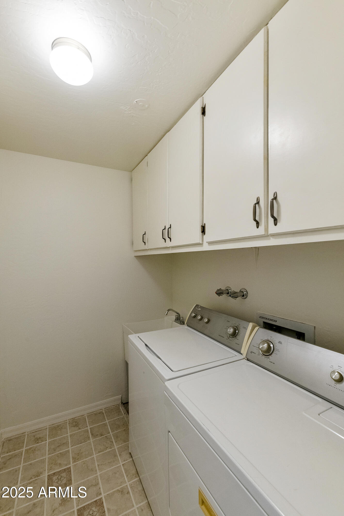 5622 North Palacio Way Phoenix, AZ 85014 - Photo 9 of 26 a utility room with dryer and washer