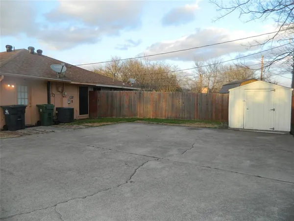 a view of a backyard