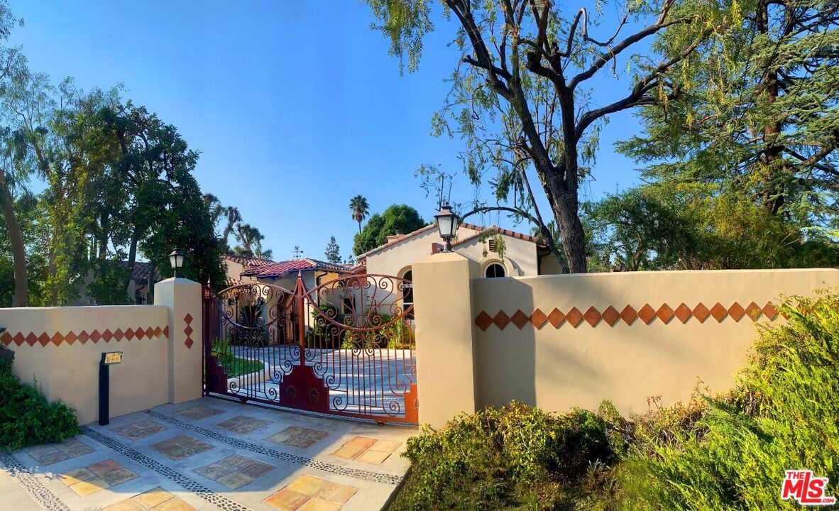 19261 Wells Drive Tarzana, CA 91356 - Photo 3 of 51