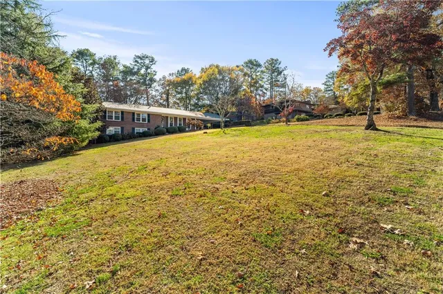 a view of a yard with a house