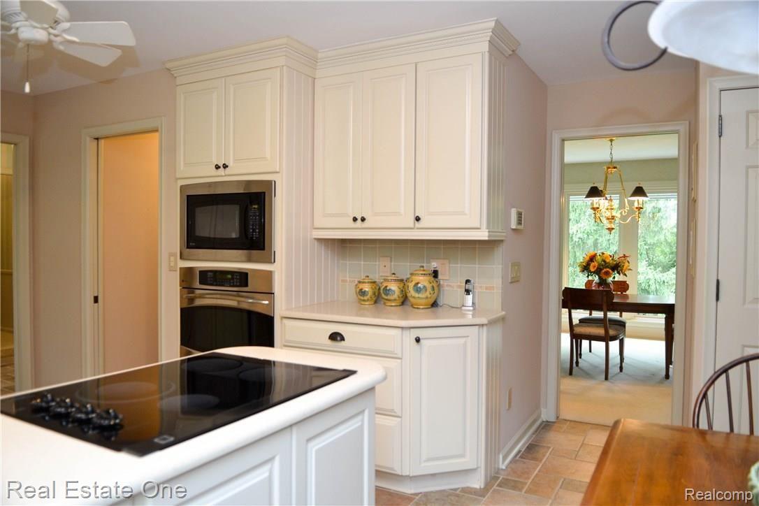 988 Top View Road Bloomfield Hills, MI 48304 - Photo 4 of 22 DSC_2741.jpg