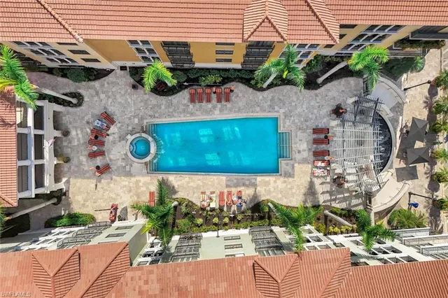 a view of entryway and street