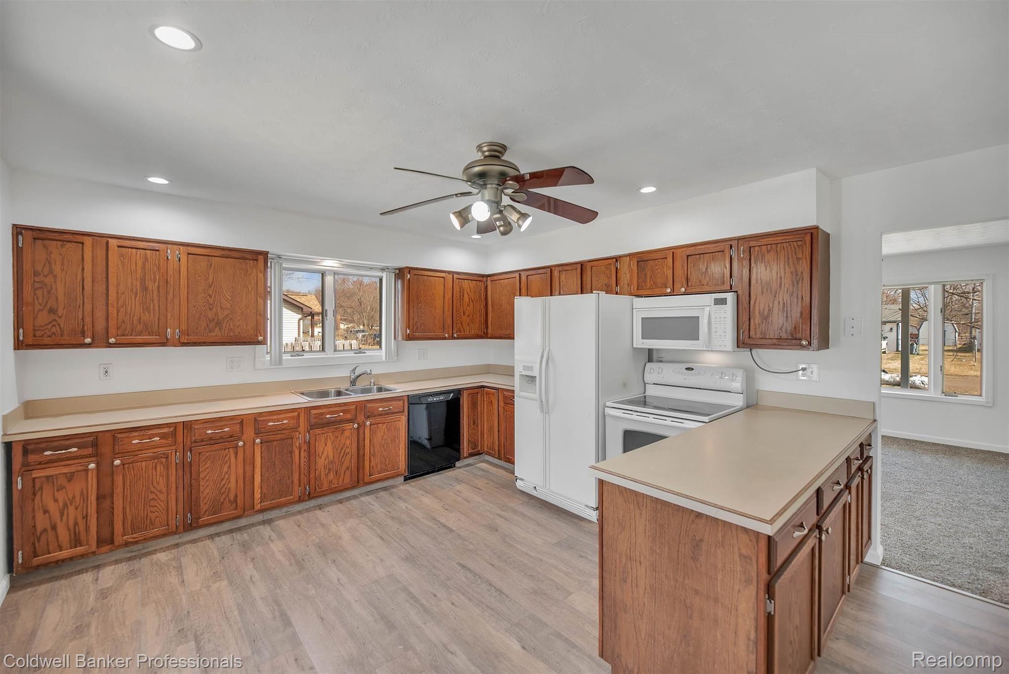 21206 Isabelle Street Romulus, MI 48174 - Photo 11 of 31 Huge Kitchen w/New Flooring Throughout