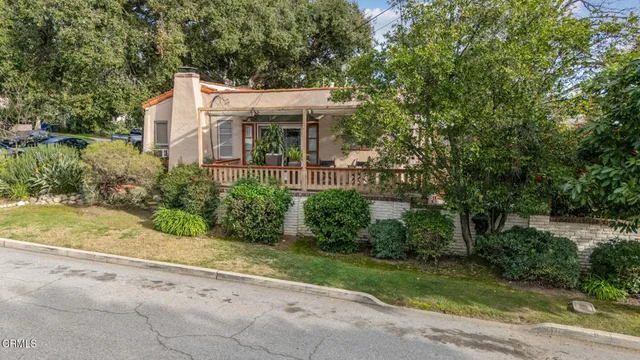 a view of livingroom with furniture