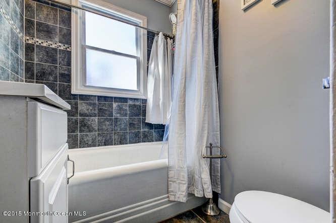 11 Zieglers Lane Hamilton, NJ 08690 - Photo 13 of 19 11 Zieglers Ln Hamilton-small-014-Bathro