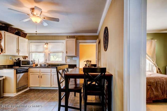 11 Zieglers Lane Hamilton, NJ 08690 - Photo 8 of 19 11 Zieglers Ln Hamilton-small-009-Kitche