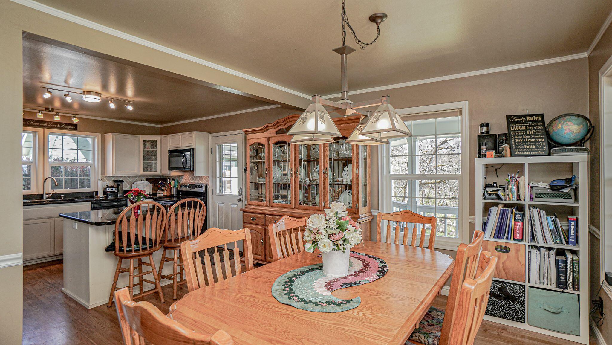 890 Nick Young Road Eagle Point, OR 97524 - Photo 12 of 29 D-xmqwuI