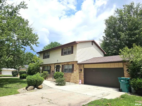 $190,000 | 1047 Woodbine Circle East, Galesburg, IL 61401