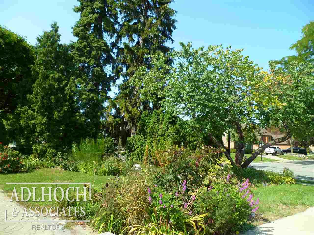 47 Vernier Road Grosse Pointe, MI 48236 - Photo 2 of 26 Front Garden