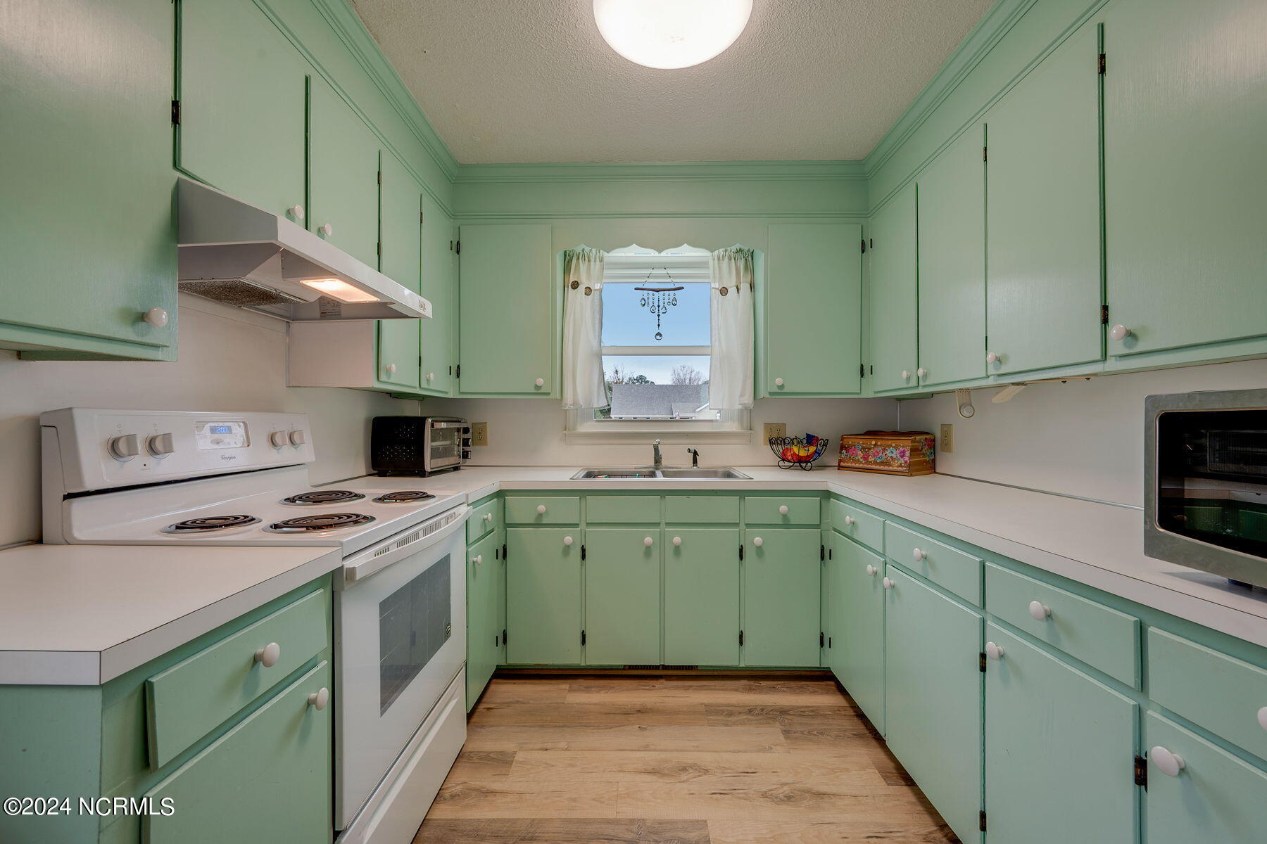 104 Marsh Road Washington, NC 27889 - Photo 27 of 41 lots of counter space