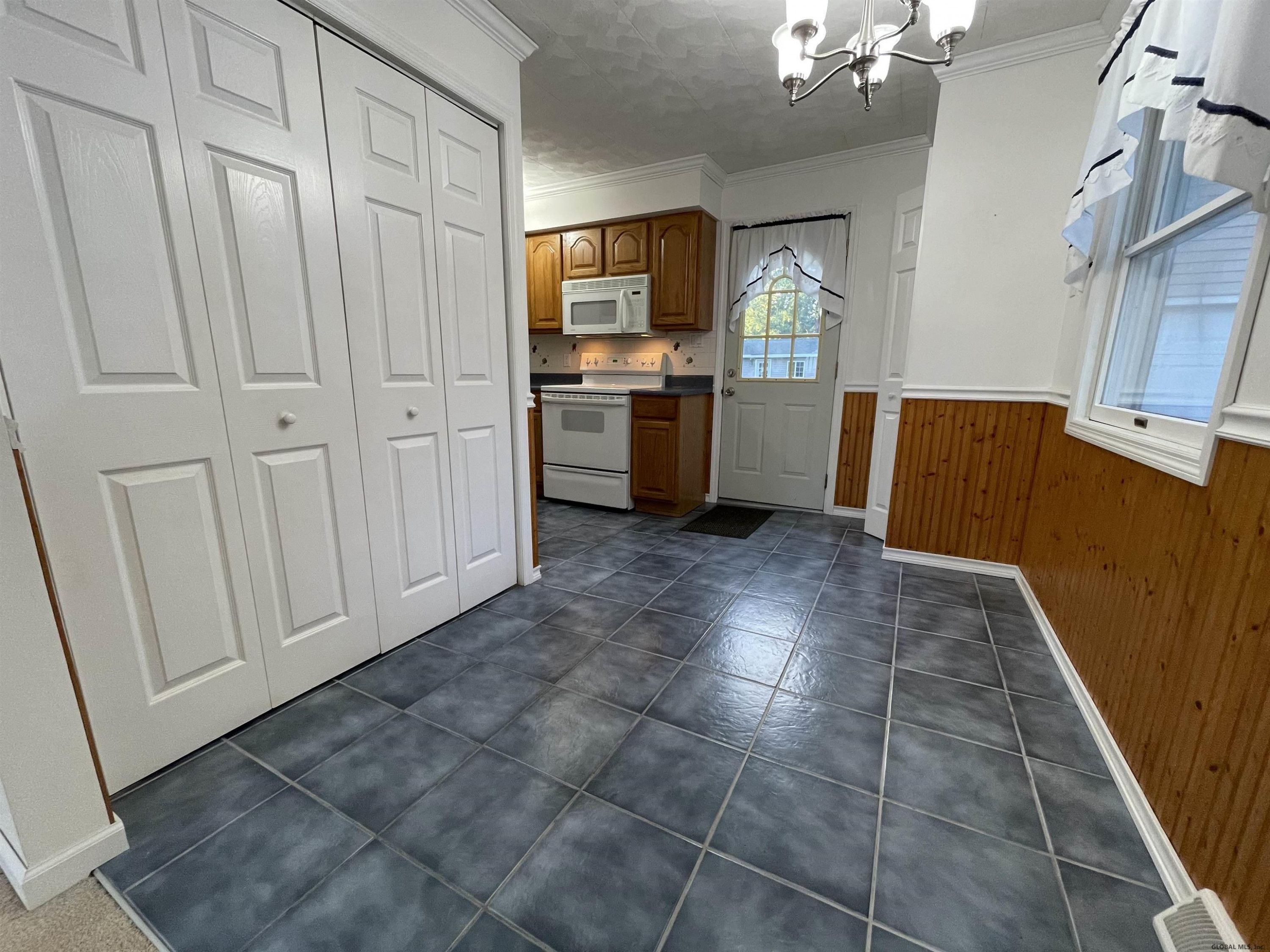 423 Chiswell Road Schenectady, NY 12304 - Photo 13 of 29 Photo 13