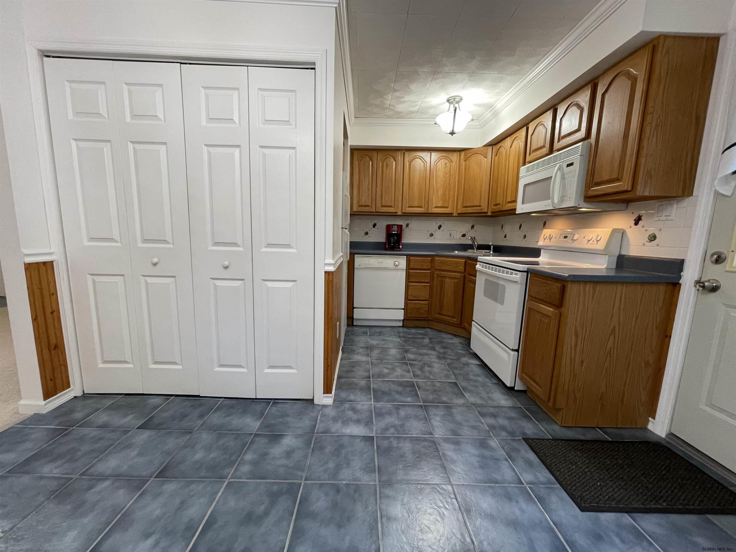 423 Chiswell Road Schenectady, NY 12304 - Photo 14 of 29 Photo 14