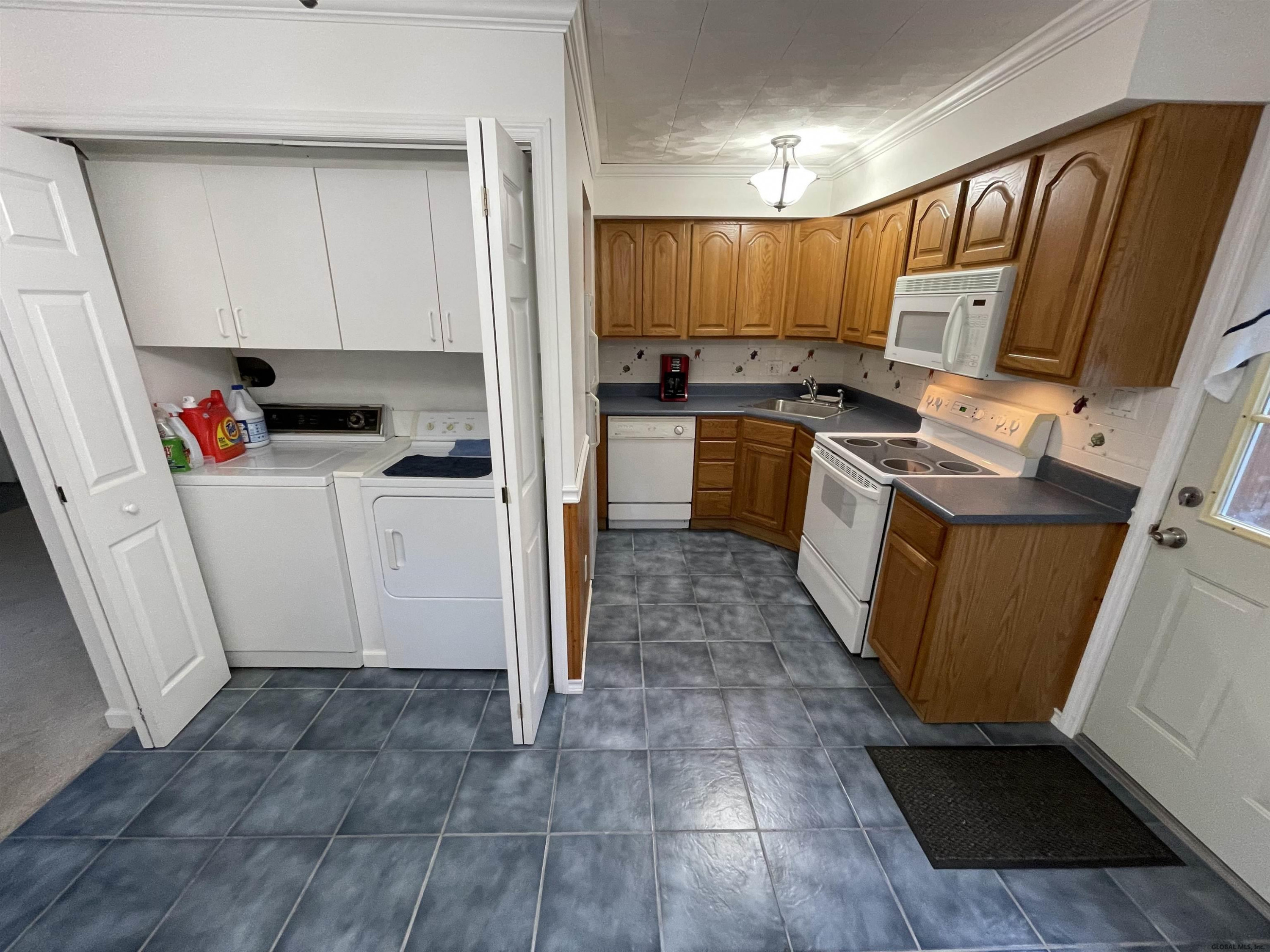 423 Chiswell Road Schenectady, NY 12304 - Photo 18 of 29 Photo 18