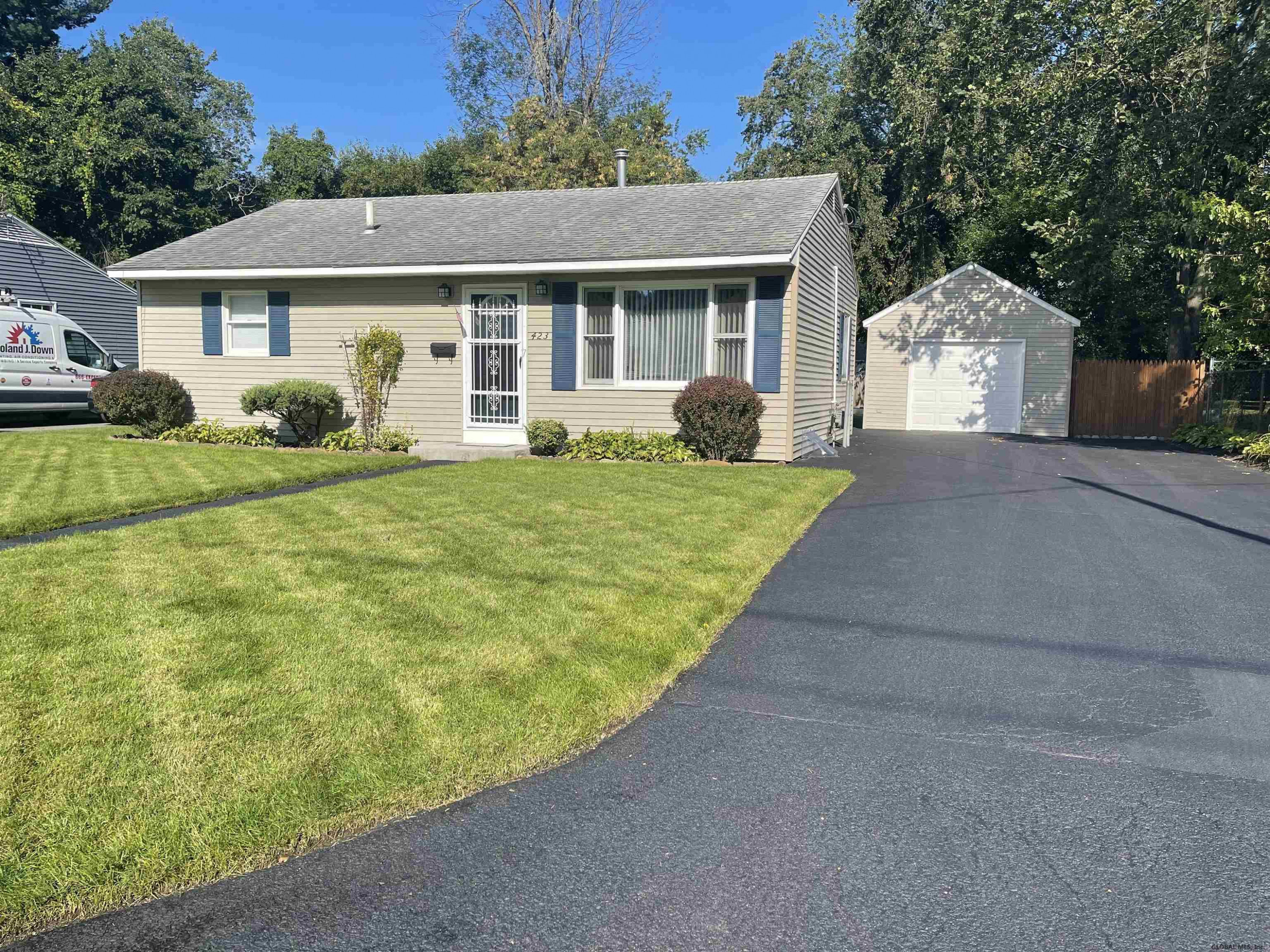 423 Chiswell Road Schenectady, NY 12304 - Photo 2 of 29 Photo 2