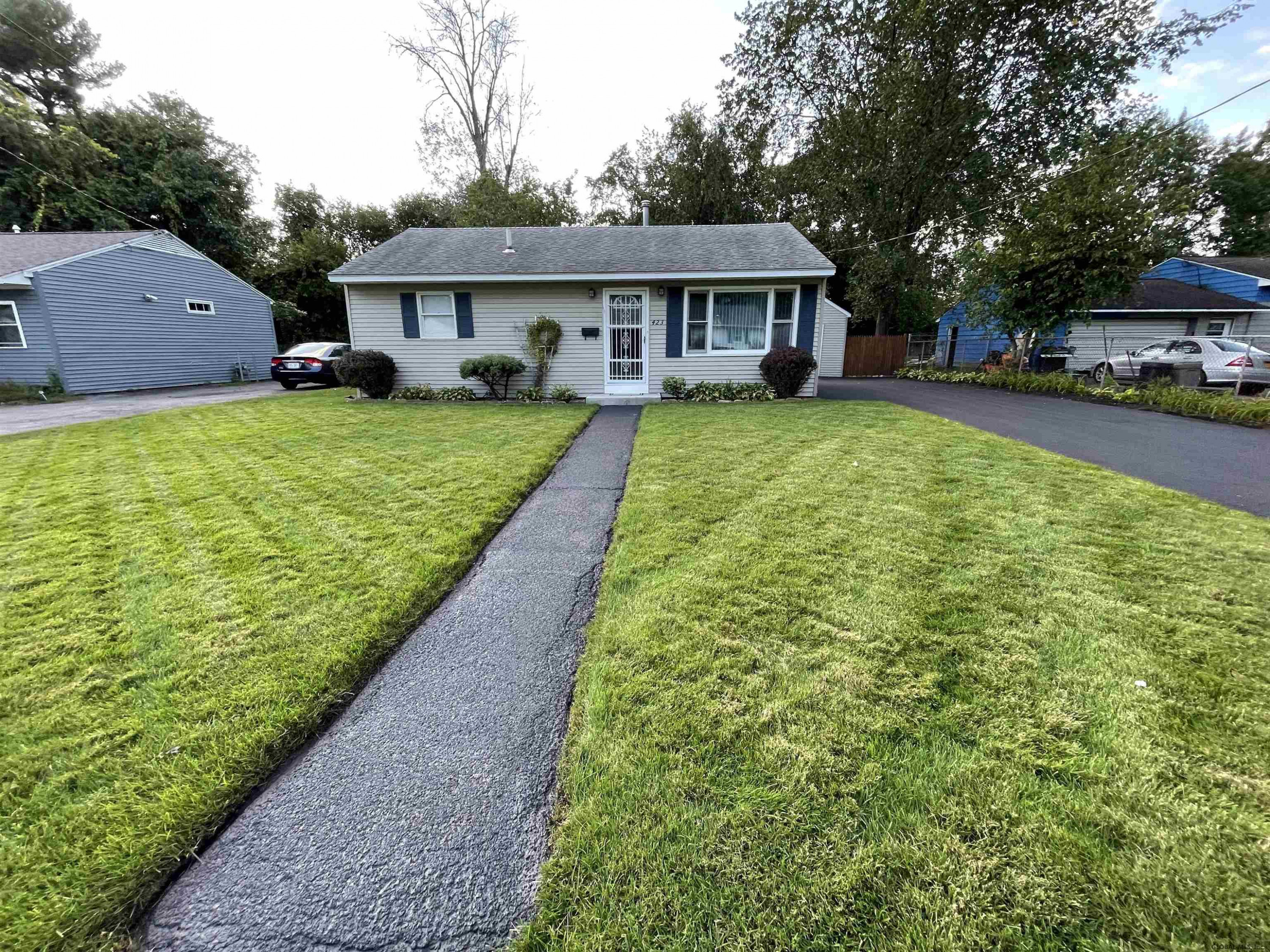 423 Chiswell Road Schenectady, NY 12304 - Photo 4 of 29 Photo 4