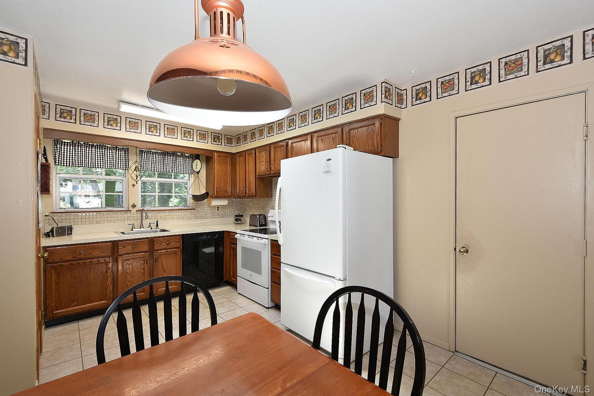 273 Deer Road Ronkonkoma, NY 11779 - Photo 6 of 24 Gallery Image 6