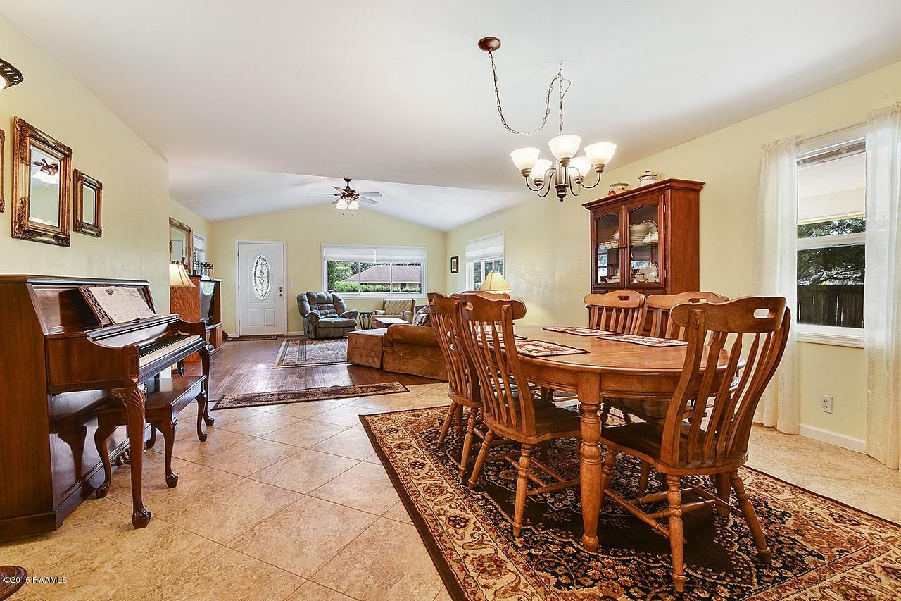 375 Pavy Road, Unit ST Opelousas, LA 70570 - Photo 4 of 9 Living.Dining