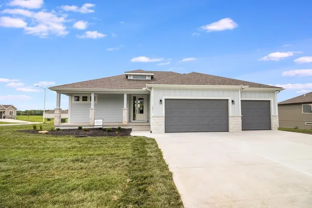 $699,900 | 1811 Halls Creek Avenue, Raymore, MO 64083