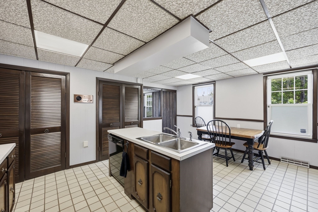 585 Armory Street Springfield, MA 01104 - Photo 15 of 40
