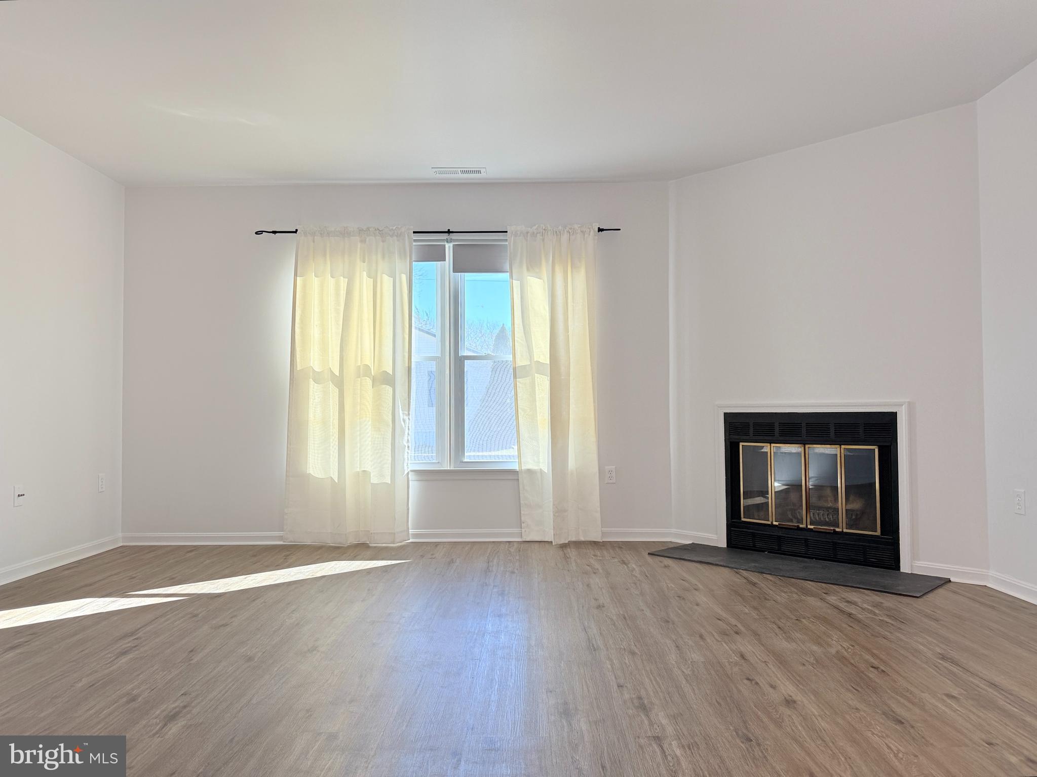 400 Franklin Street Georgetown, DE 19947 - Photo 2 of 10 an empty room with wooden floor and windows