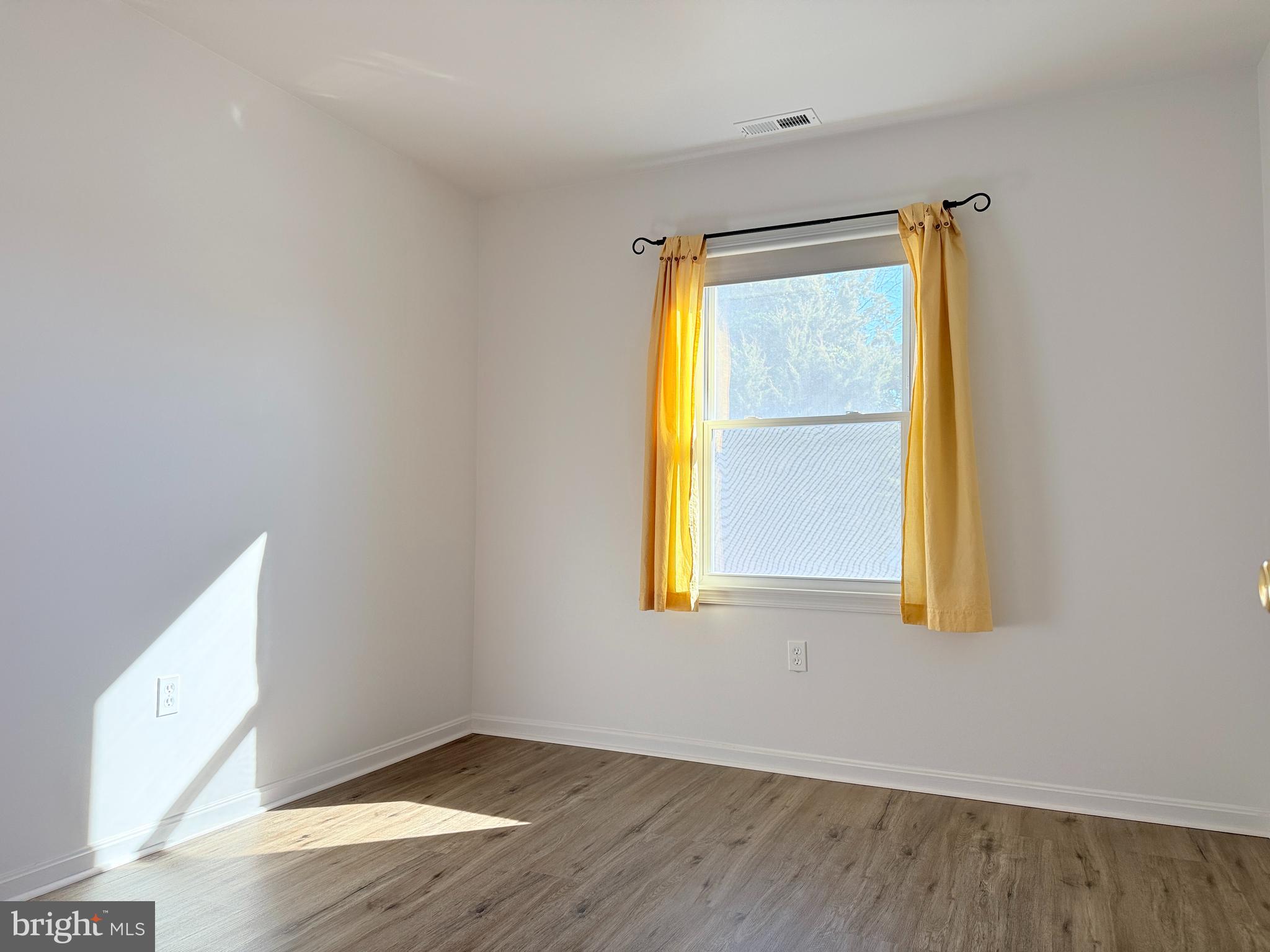 400 Franklin Street Georgetown, DE 19947 - Photo 9 of 10 an empty room with a window