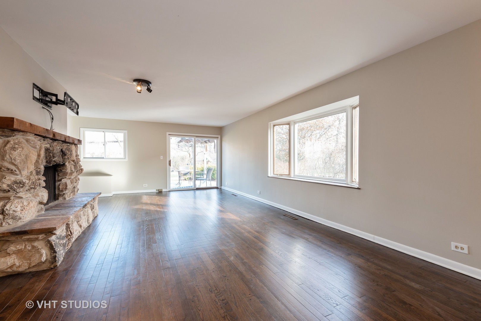 263 Riverside Drive Northfield, IL 60093 - Photo 7 of 17 a view of an empty room with wooden floor and a window