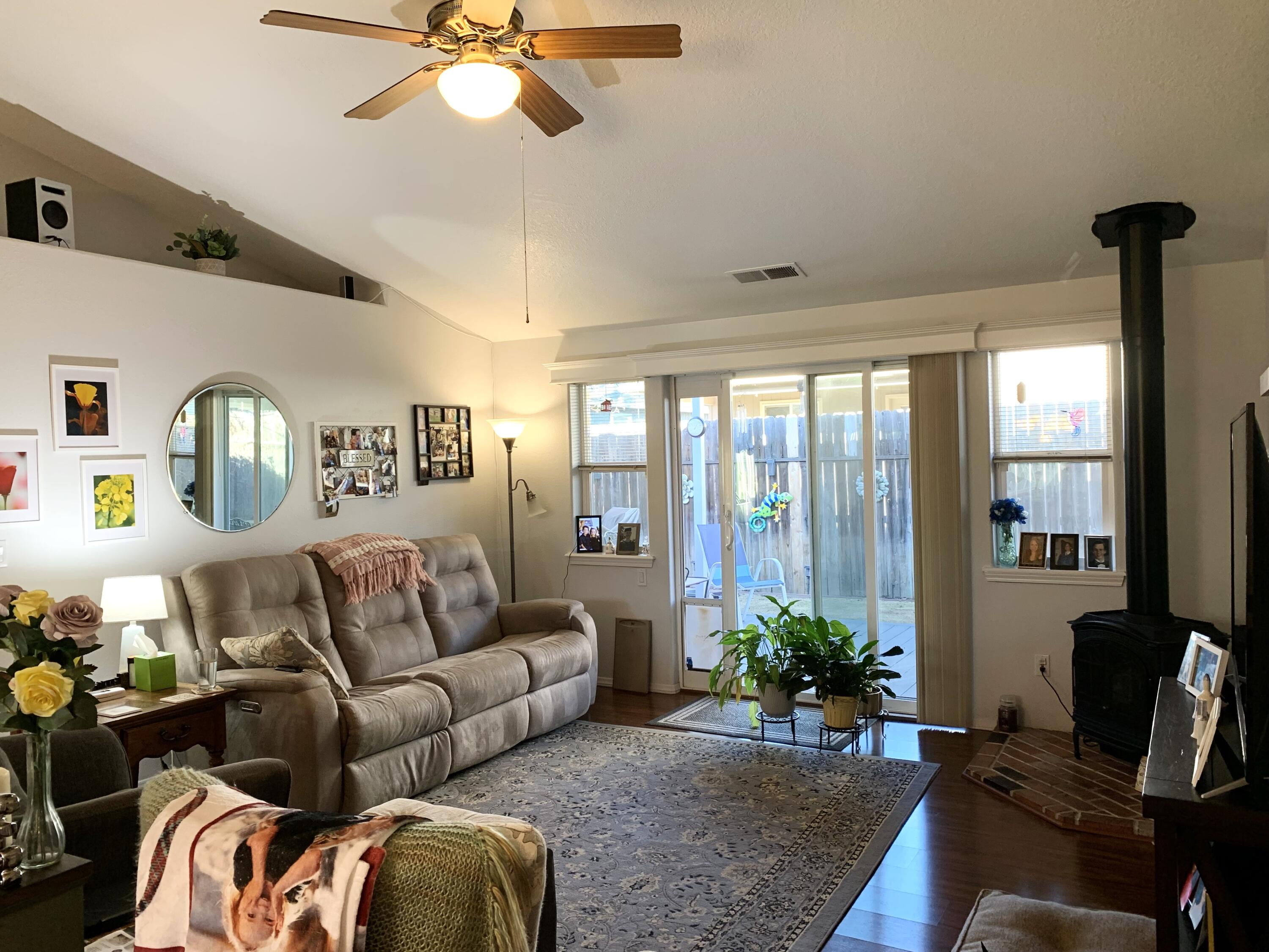 1237 Pheasant Way Central Point, OR 97502 - Photo 7 of 22 Living room
