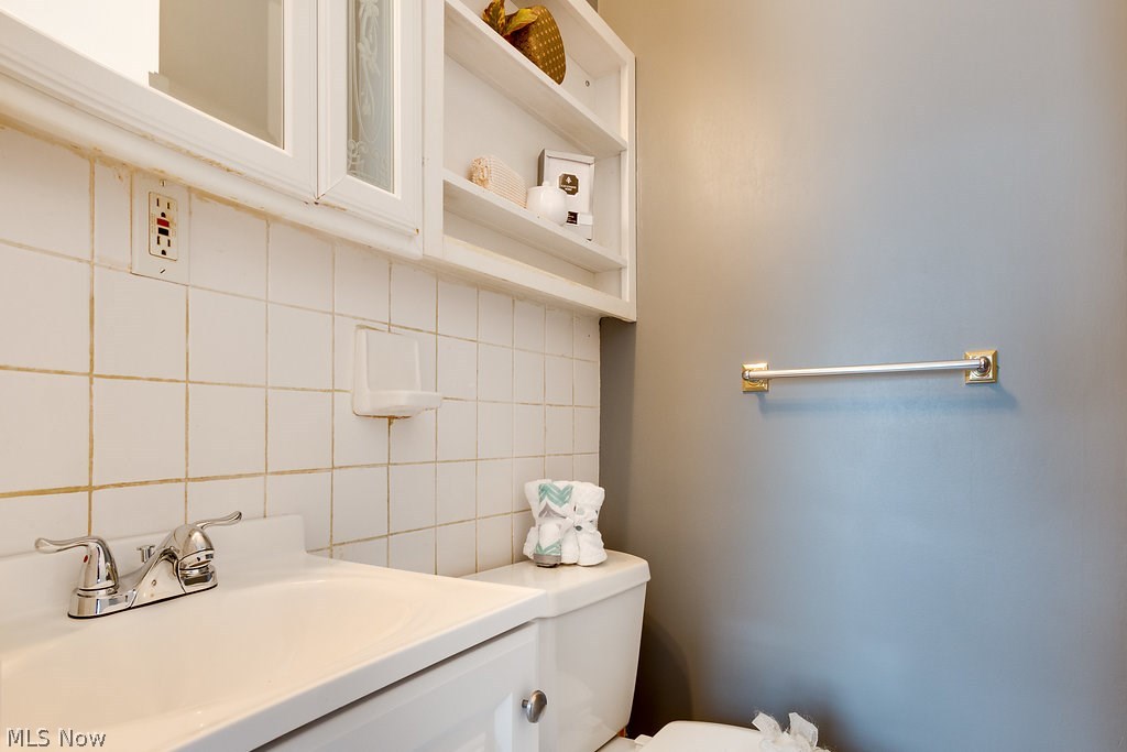 5121 Bridgewater Road Cleveland, OH 44124 - Photo 16 of 33 Private master bath small but private. Neutral decor.