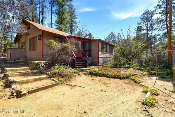 a view of backyard of the house
