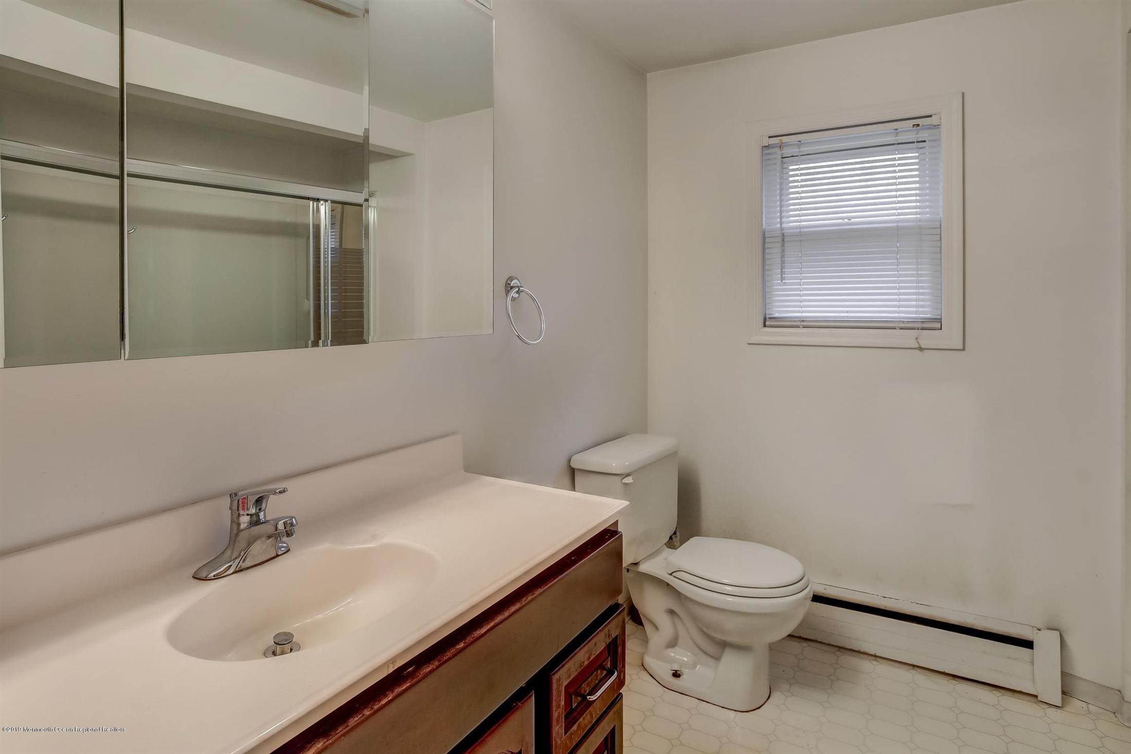 6 Squan Road Millstone Township, NJ 08510 - Photo 21 of 27 Bathroom