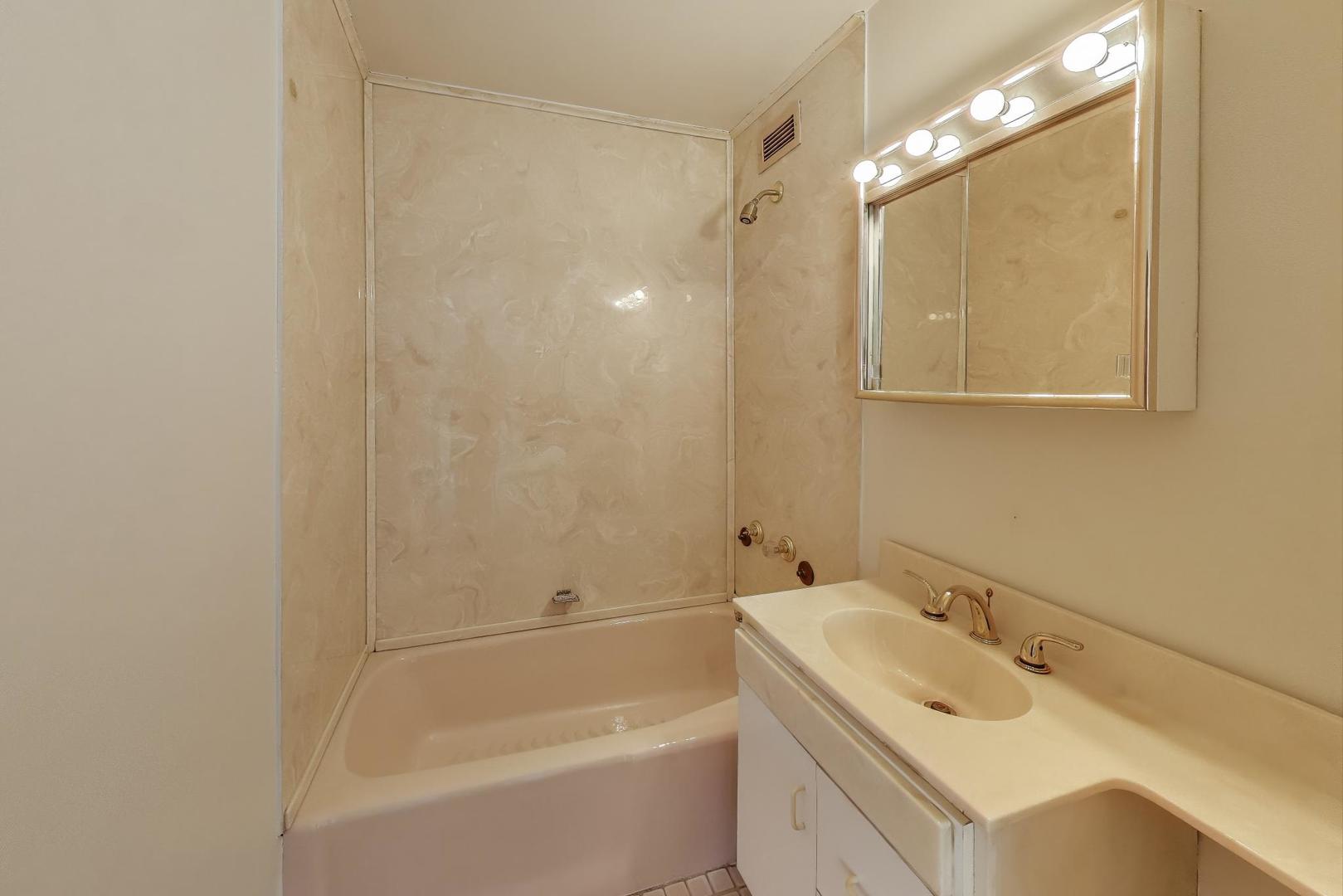 1401 East 55th Street, Unit 602N Chicago, IL 60615 - Photo 16 of 18